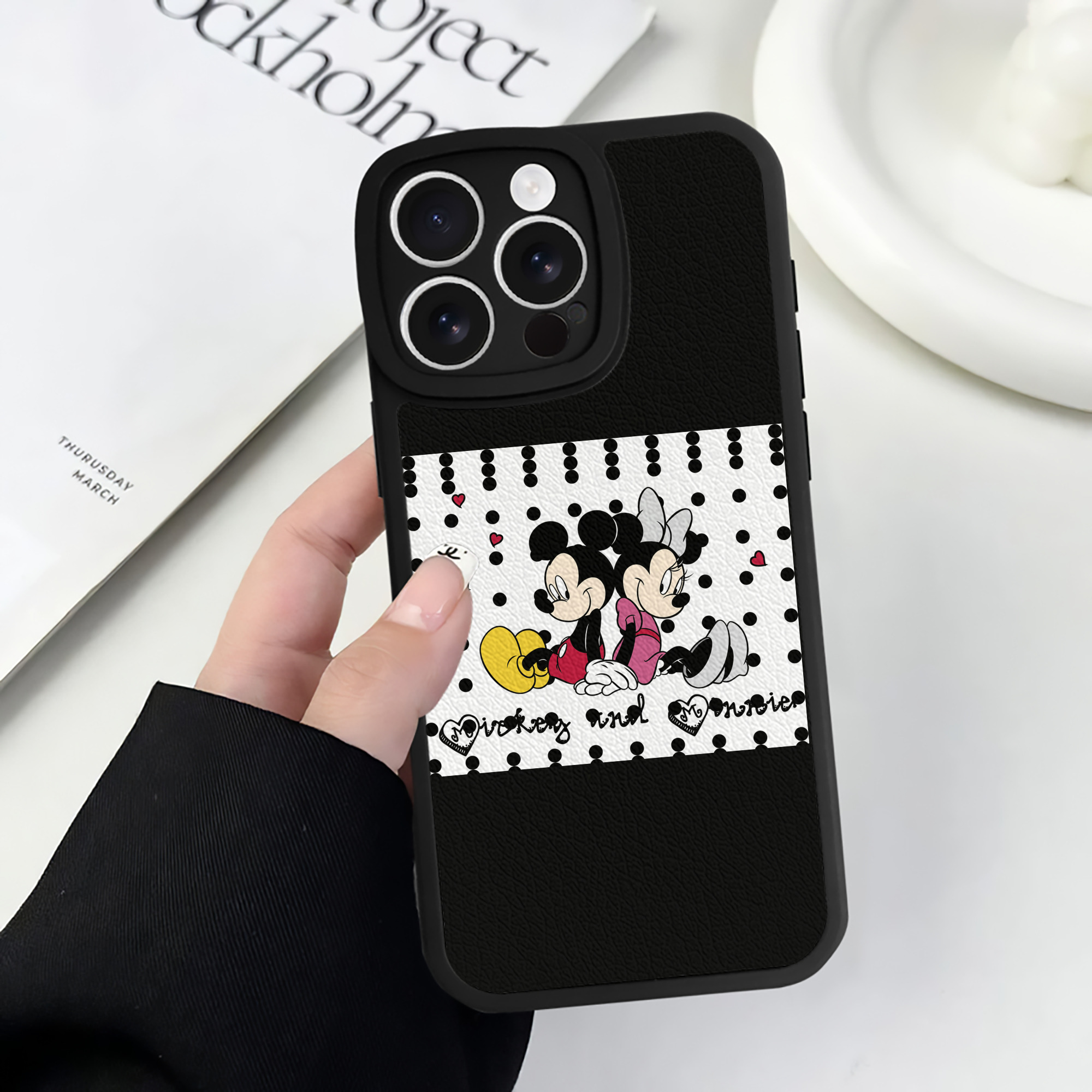 （画像用） ミッキーマウス Mickey Mouse 【iPhone 16シリーズ対応】シリコンスマホケース（レザー調） 材質：シリコン